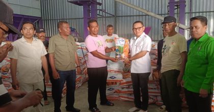 Anggota Komisi IV DPR RI Dapil Sultra Jaelani, salurkan program aspirasi 98 ton bibit jagung BISI 2 dan BISI 18 kepada petani di Muna dan Muna Barat. (Foto: Istimewa)