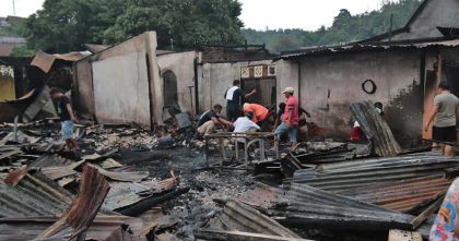 Warga bersama petugas tampak menyisir puing-puing bangunan yang hangus terbakar usai kebakaran melanda kawasan Asrama Polsek Kemaraya dan rumah warga di Kendari Barat, Jumat (21/11/2025).