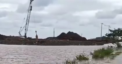 Banjir lumpur tanah merah campur kerikil merendam sawah warga di Desa Lamendai dan Oko-oko, Kabupaten Kolaka, Sulawesi Tenggara.