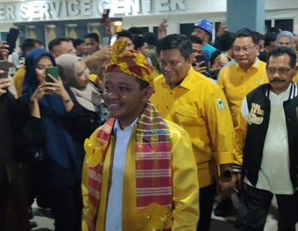 Ketua Umum DPP Partai Golkar, Bahlil Lahadalia, tiba di Bandara Haluoleo Kendari, dijemput ratusan kader dan simpatisan Golkar, Sabtu (1/11/2025) pukul 19.00 Wita. (Foto: Dok Cakrawalasultra.id)