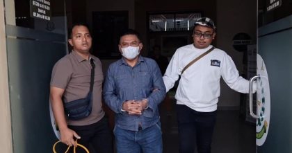 Tim gabungan Kejaksaan dan aparat TNI mengamankan tersangka kasus korupsi Jembatan Tanah Merah, Jabaruddin, di Kota Kendari, Rabu (13/11/2025) malam. (Foto: Kejari Kendari)