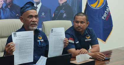 Sekretaris DPW NasDem Sultra Tahir La Kimi tunjukan SK DPP NasDem terkait pergantian pimpinan DPRD Sultra, Rabu (26/11/2025). (Foto: Istimewa)