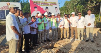 Ketua DPD Gerindra Sultra Andi Ady Aksar lakukan peletakan batu pertama Kantor DPC Gerindra Buton Utara, Sabtu (29/11/2025) sore.