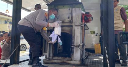 Kapolda Sultra, Irjen Pol Didik Agung Widjanarko, melakukan pemusnahan barang bukti narkoba jenis sabu di Lapangan Presisi Mapolda Sultra, Selasa (18/11/2025). (Foto: Istimewa)