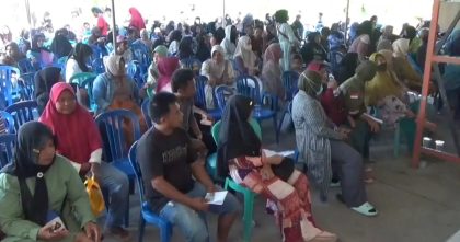 Ratusan Warga Penerima BLT Kesra Padati Kantor Pos Wua-wua Kendari, Senin (24/11/2025).