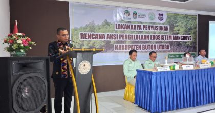 Wakil Bupati Buton Utara, Rahman, membuka Lokakarya penyusunan rencana aksi pengelolaan ekosistem mangrove di Aula Hotel Sarea, Kecamatan Kulisusu, Kamis (20/11/2025). (Foto: Istimewa)