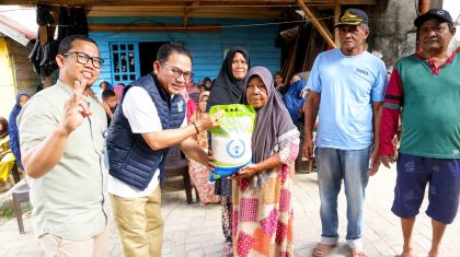 Anggota DPR RI dari Partai Kebangkitan Bangsa (PKB), Jaelani menyalurkan bantuan beras ke warga Kota Kendari.
