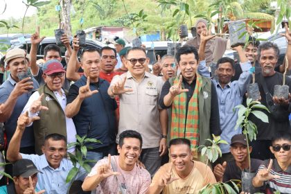 Anggota DPR RI Jaelani bagi bibit pertanian produktif